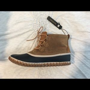 Sorel Out ‘N About Lace Boot- Girls Elk/Black